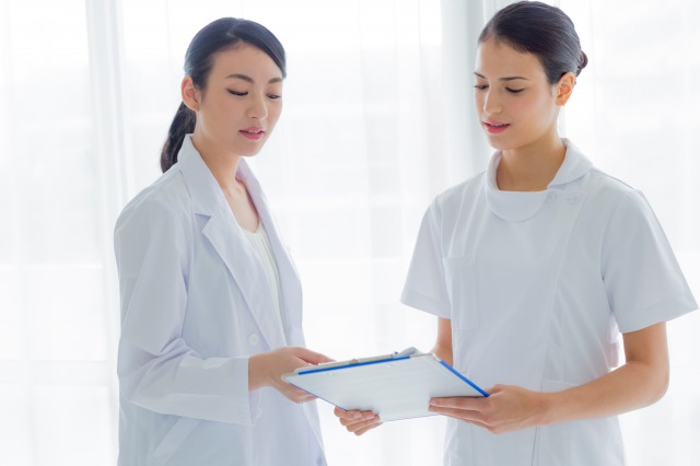 こんな場面をどう乗り切りますか 派閥の先輩たちとの上手な距離のとり方 ナースときどき女子