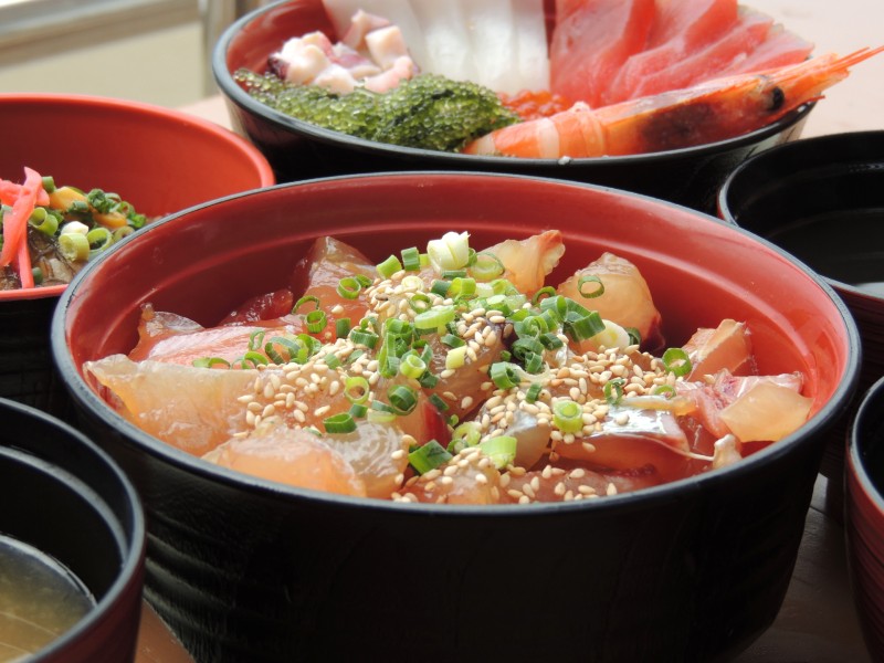 鮮魚を味わうなら港のそばで!グルメな看護師さん必見の漁港めし特集